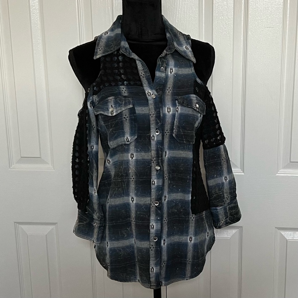 gimmicks by BKE sexy cowgirl cold-shoulder top from Buckle.